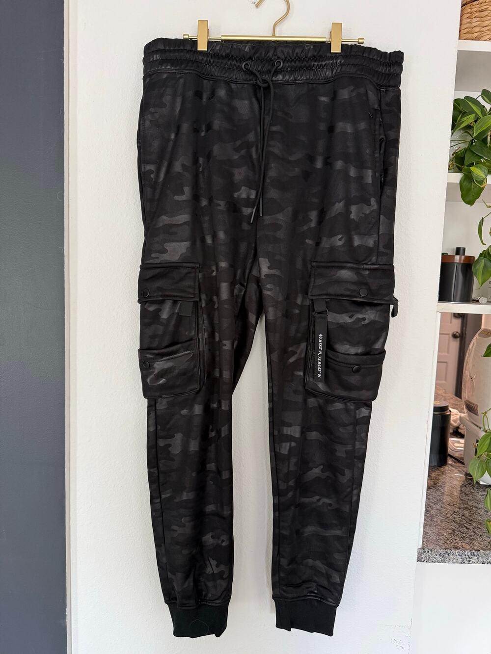 Encrypted Men’s XL Black Camo Cargo Jogger Pants